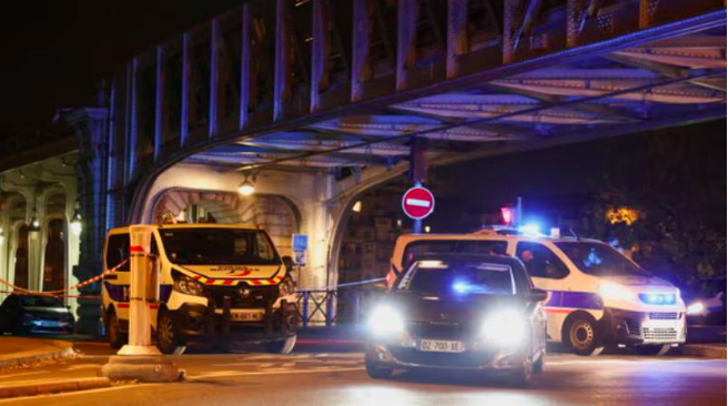 Paris’in göbeğinde turistlere saldırı: Bir kişiyi bıçaklayıp öldürdü, polis kovalarken tekbir getirip iki kişiye çekiçle saldırdı