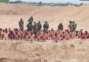 Gazze’den fotoğraflar, İsrail ordusunun gözaltına aldığı kişileri iç çamaşırlarına kadar soyduğunu gösteriyor