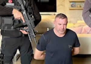 Kırmızı bültenle aranan bir kişi daha Türkiye’de yakalandı