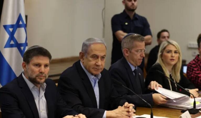 Netanyahu kabine üyelerinin ve güvenlik toplantılarına katılan üst düzey yetkililerin yalan makinesinden geçmesini istiyor