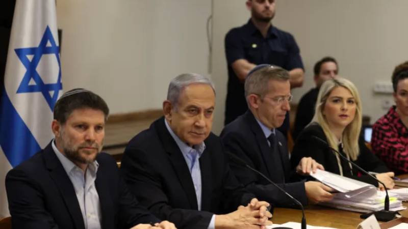 Netanyahu kabine üyelerinin ve güvenlik toplantılarına katılan üst düzey yetkililerin yalan makinesinden geçmesini istiyor