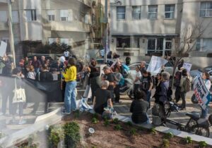 ABD Dışişleri Bakanı Blinken ile İsrail Cumhurbaşkanı Herzog’un Tel Aviv’de görüştüğü otelin önünde protesto