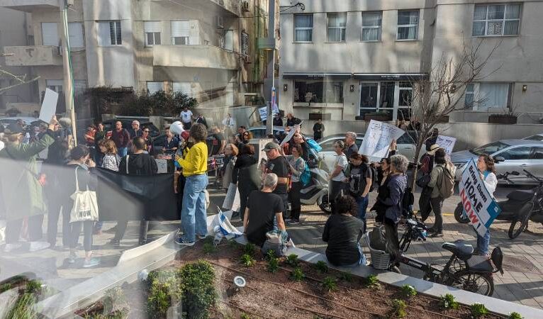 ABD Dışişleri Bakanı Blinken ile İsrail Cumhurbaşkanı Herzog’un Tel Aviv’de görüştüğü otelin önünde protesto