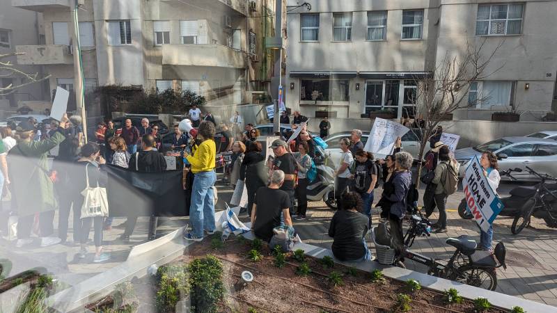 ABD Dışişleri Bakanı Blinken ile İsrail Cumhurbaşkanı Herzog’un Tel Aviv’de görüştüğü otelin önünde protesto