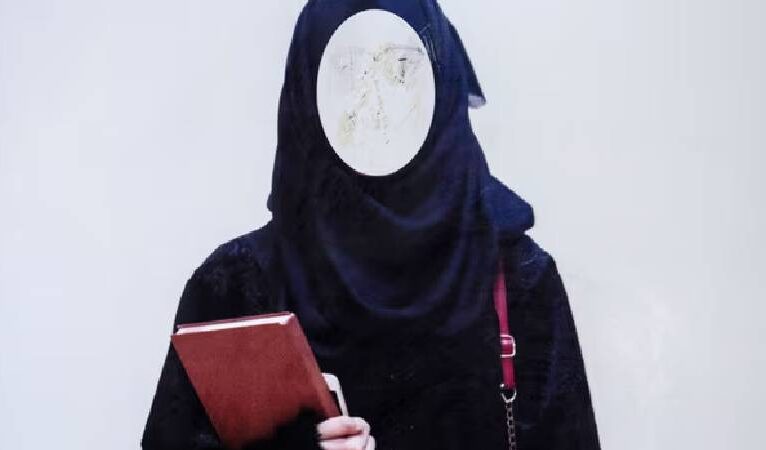 Afgan kızlar başörtüsü kurallarını ihlal ettikleri gerekçesiyle Taliban tarafından kırbaçlandı