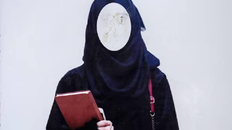 Afgan kızlar başörtüsü kurallarını ihlal ettikleri gerekçesiyle Taliban tarafından kırbaçlandı