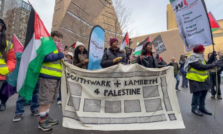 İsrail’e silah satışı yapan İngiliz savunma şirketi BAE Systems, Londra’da protesto edildi