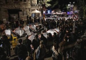 Rehine yakınları Netanyahu’nun evinin önünde çadır kurdu: “Rehinelerin torbalar içinde getirilmesi zafer değildir”