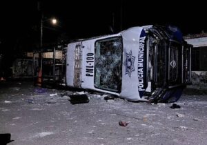 Meksika’da halk, polis tarafından öldürülen genç için belediye sarayını ateşe verdi