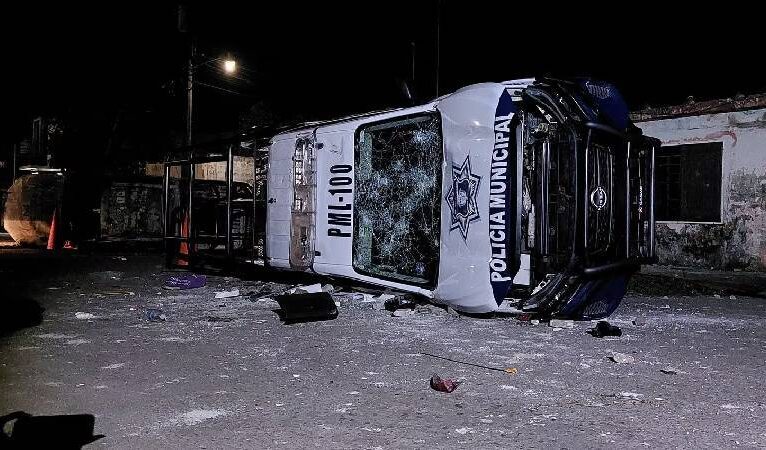 Meksika’da halk, polis tarafından öldürülen genç için belediye sarayını ateşe verdi