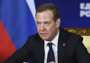 Medvedev: “İngiltere’nin Ukrayna’ya askeri desteği Rusya’ya karşı savaş anlamına gelir”