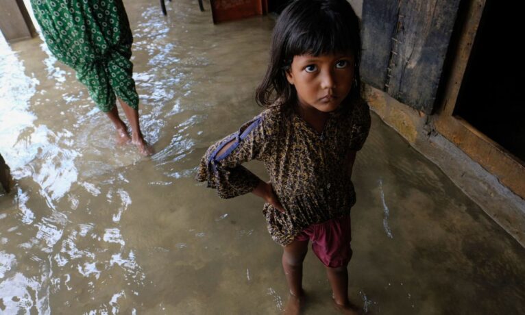 İklim krizi ile beraber Bangladeş’te arsenikle kirlenmiş içme suyu krizi daha da kötüleşiyor