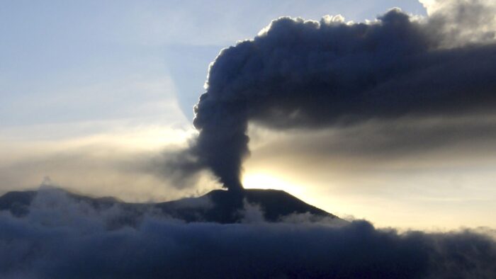 Endonezya’da 20’den fazla can alan Merapi Yanardağı tekrar patladı