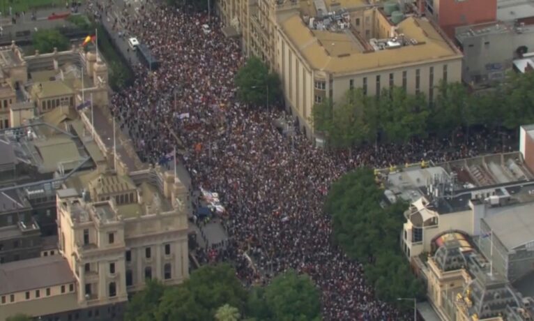 Avustralyalılar İngiliz sömürgeciliğini protesto etti