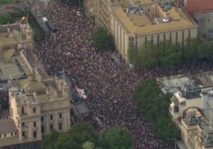 Avustralyalılar İngiliz sömürgeciliğini protesto etti