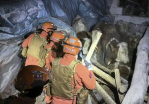 Kırgızistan-Çin sınırında yaşanan 7,1 büyüklüğündeki deprem sonrası kurtarma çalışmaları sürüyor