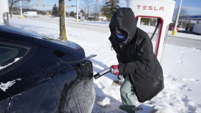 Elektrikli araçlar dondurucu soğuklarda yollarda kaldı