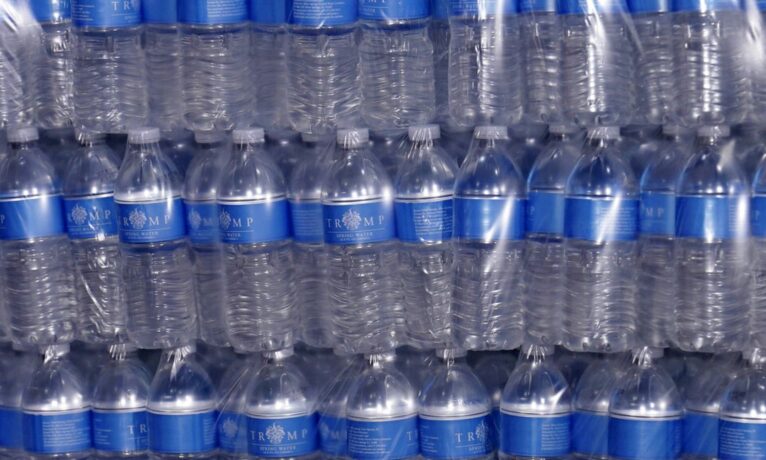 Pet şişelerde satılan sularda sanılanın aksine yüz kat daha fazla plastik parçaya rastlandı