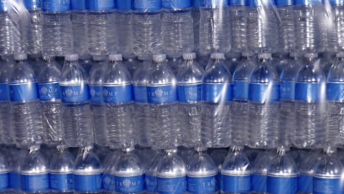 Pet şişelerde satılan sularda sanılanın aksine yüz kat daha fazla plastik parçaya rastlandı
