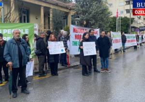 Kıbrıslı Türkler Cuellar’ı Ledra Palace kapısında pankartlarla karşıladı