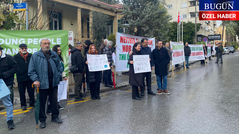 Kıbrıslı Türkler Cuellar’ı Ledra Palace kapısında pankartlarla karşıladı