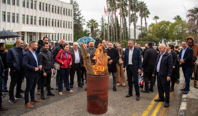 Sendikalar gelir vergisinin artırılmasını protesto etmek için Başbakanlık önünde ateş yaktı