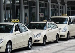 Güneyde yolcu taşıyan Kıbrıslı Türk plakalı taksi ve otobüslerle ilgili yasal düzenlemeye gidiliyor