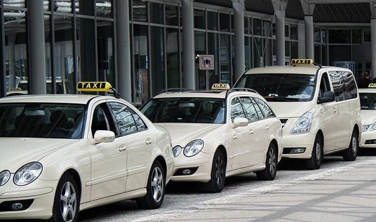 Güneyde yolcu taşıyan Kıbrıslı Türk plakalı taksi ve otobüslerle ilgili yasal düzenlemeye gidiliyor