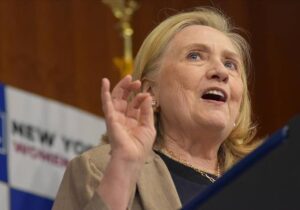 Hillary Clinton’ın konuşması “Özgür Filistin” sloganlarıyla susturuldu: “Savaş suçlularına destek” için bir üniversitede konuşmaya hakkı yok!