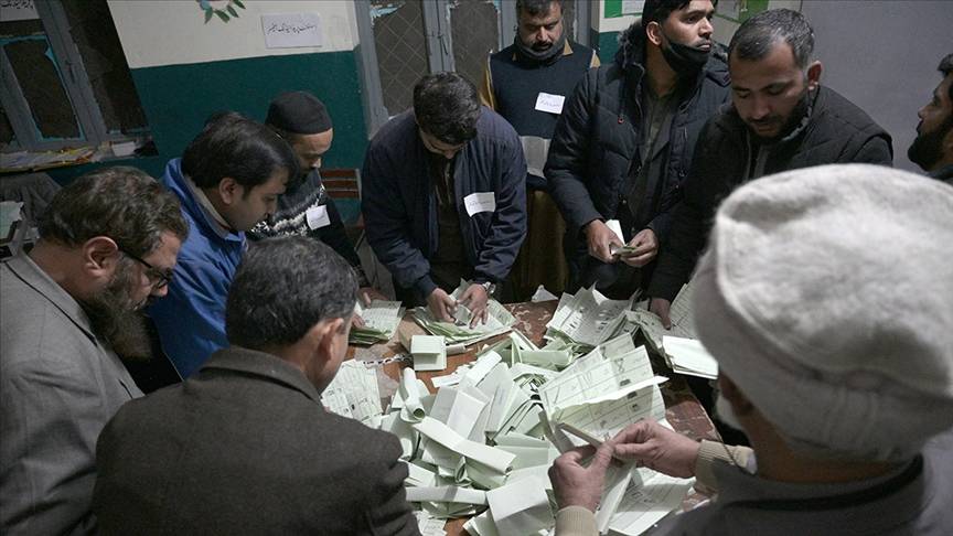 Pakistan seçimlerinde sürpriz sonuç, tutuklu eski Başbakan Han destekli bağımsızlar sandıktan birinci çıktı