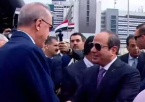 Türkiye-Mısır ilişkilerinde normalleşme: Erdoğan’ı Kahire’de havalimanında Mısır Cumhurbaşkanı Sisi karşıladı