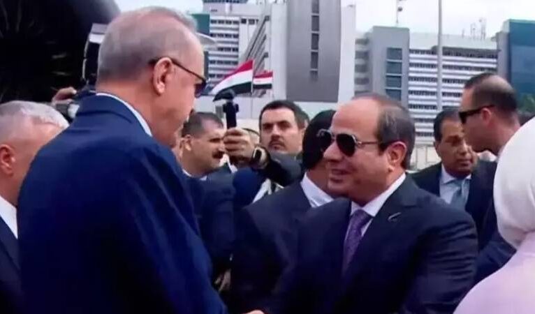 Türkiye-Mısır ilişkilerinde normalleşme: Erdoğan’ı Kahire’de havalimanında Mısır Cumhurbaşkanı Sisi karşıladı