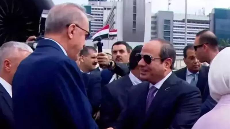 Türkiye-Mısır ilişkilerinde normalleşme: Erdoğan’ı Kahire’de havalimanında Mısır Cumhurbaşkanı Sisi karşıladı