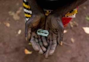 Kenya’da 3 yaşındaki İngiliz kız çocuğunu kadın sünneti için teslim eden annesine yedi yıl ceza verildi