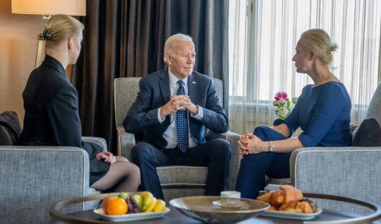 Biden, Navalni’nin eşi ve kızıyla görüştü