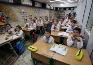 Ukraynalı çocuklar füzelerden korunmak için yeraltında okula gidiyor