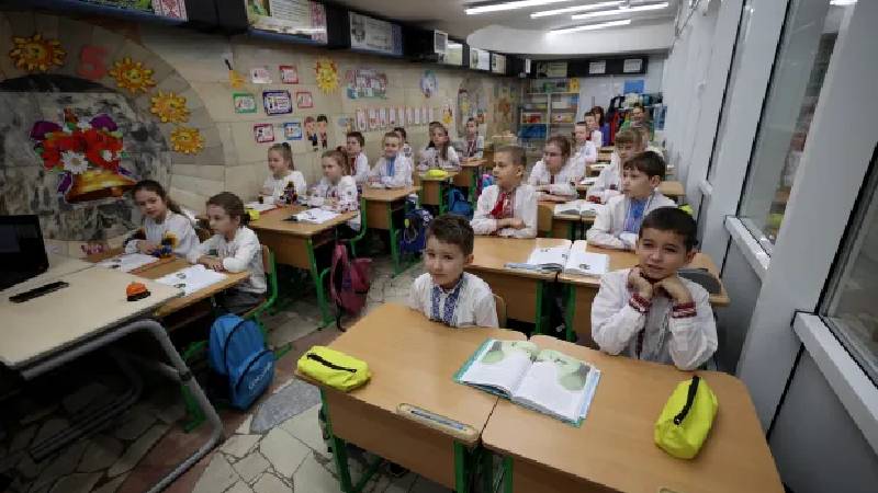 Ukraynalı çocuklar füzelerden korunmak için yeraltında okula gidiyor