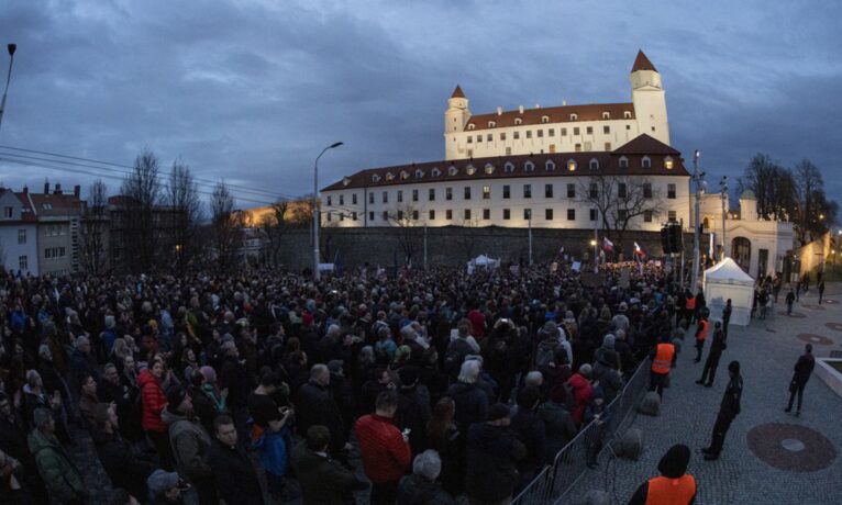 Slovakya’da binlerce kişi yeni hükümetin ‘yolsuzluk’ planını protesto etti