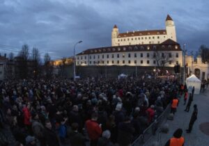Slovakya’da binlerce kişi yeni hükümetin ‘yolsuzluk’ planını protesto etti