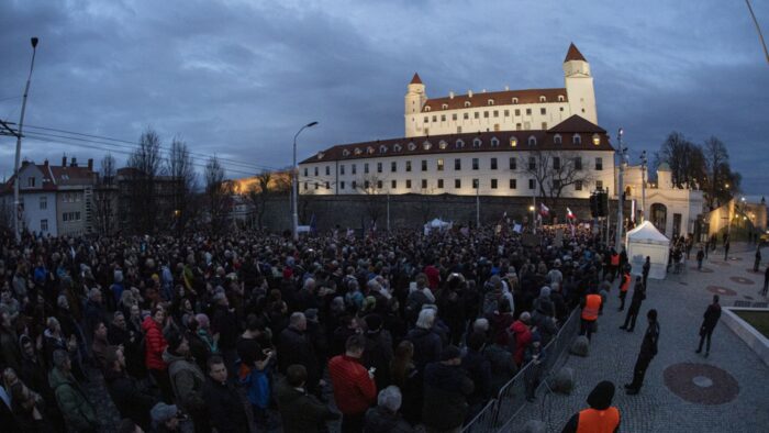 Slovakya’da binlerce kişi yeni hükümetin ‘yolsuzluk’ planını protesto etti