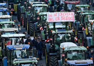 Avrupa’da çiftçiler sokakta: Brüksel’de prostoculara tazyikli su ile müdahale