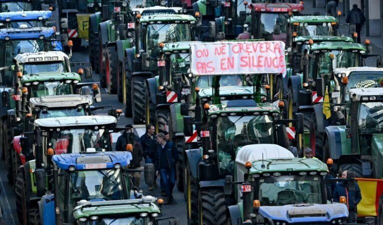 Avrupa’da çiftçiler sokakta: Brüksel’de prostoculara tazyikli su ile müdahale