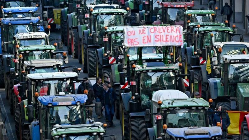 Avrupa’da çiftçiler sokakta: Brüksel’de prostoculara tazyikli su ile müdahale
