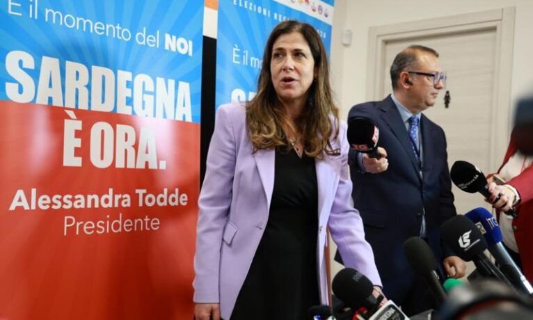 İtalya’da iktidardaki sağ koalisyon Sardinya adasındaki seçimleri kaybetti: “Gençleri coplamanın bedeli”