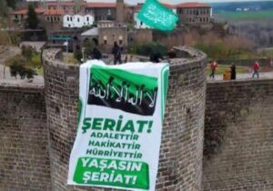 Türkiye’de Hizbullahçılar sokakta: Kar maskesi takıp, ‘Yaşasın şeriat’ pankartı astılar