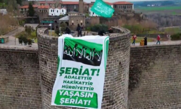 Türkiye’de Hizbullahçılar sokakta: Kar maskesi takıp, ‘Yaşasın şeriat’ pankartı astılar