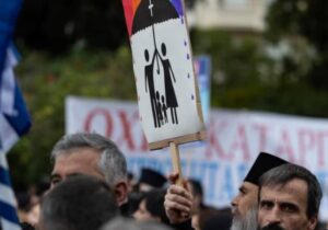 Yunan Ortodoks Kilisesi eşcinsel evlilik yasasına destek veren milletvekillerine karşı “cezai önlem” istedi