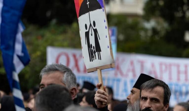 Yunan Ortodoks Kilisesi eşcinsel evlilik yasasına destek veren milletvekillerine karşı “cezai önlem” istedi