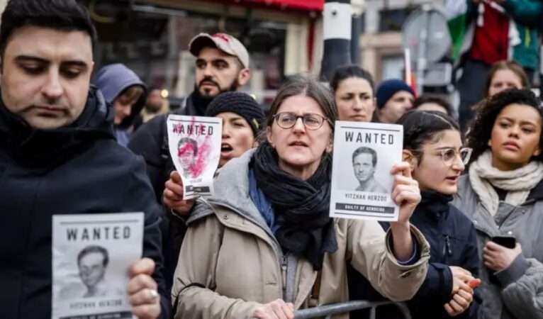 Hollanda’da Holokost Müzesi açılışına katılan İsrail Cumhurbaşkanı Herzog protesto edildi