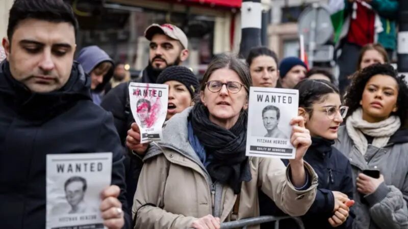 Hollanda’da Holokost Müzesi açılışına katılan İsrail Cumhurbaşkanı Herzog protesto edildi